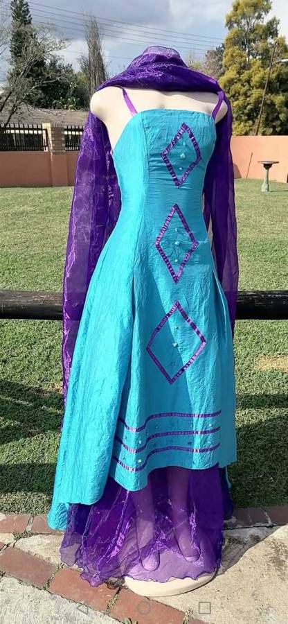 BLUE AND PURPLE EVENING DRESS WITH SCARF. SIZE 34