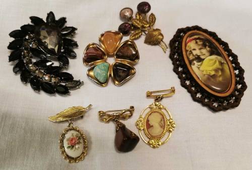 Lot of brooches