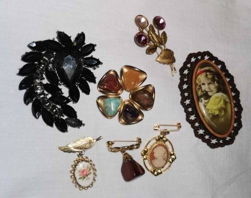 Lot of brooches