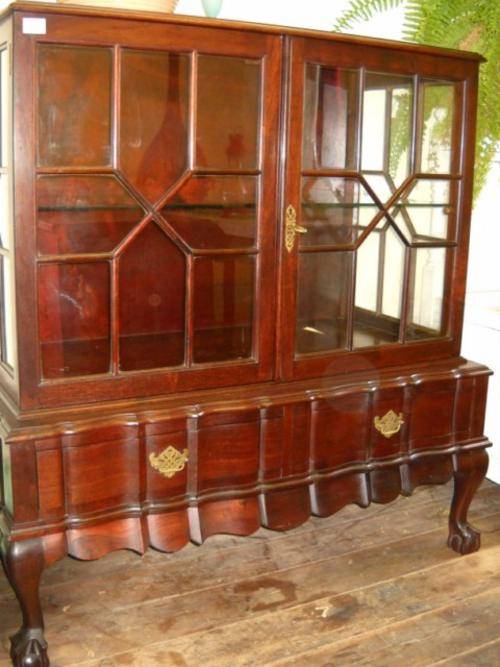 IMMACULATE DISPLAY CABINET (IMBUIA/STINKWOOD??)REDUCED!!!!