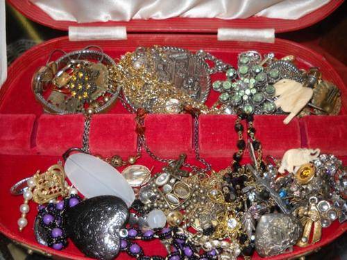 BARGAIN!!! LOW STARTING PRICE!!! ASSORTED COSTUME JEWELLERY - SUITABLE FOR REPAIRS, SPARES, ETC