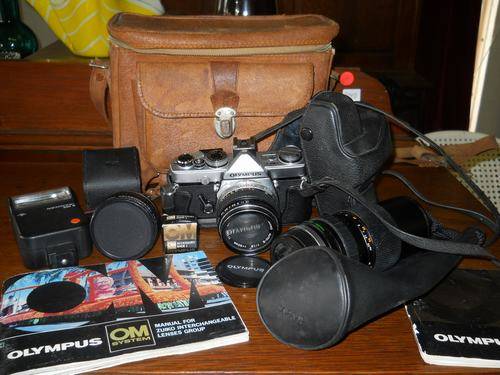 OLYMPUS CAMERA WITH LENSE & MANUAL IN LEATHER BAG !!!R1 NO RESERVE!!!