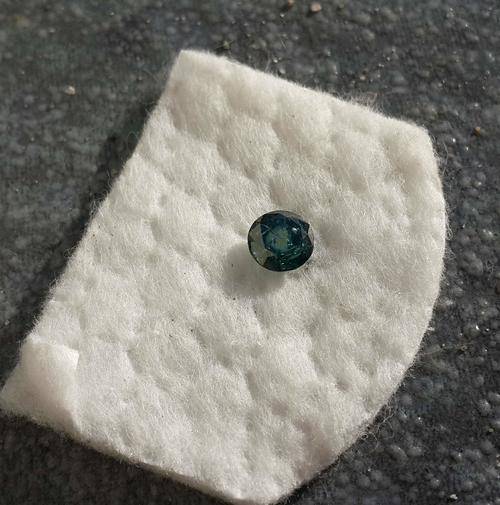 DIAMOND - Earth Mined - Bluish Green  Round Brilliant 0.56 Ct - R1 START!!!