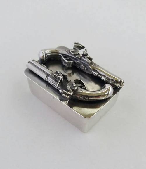 Novelty sterling snuff box with miniature duelling pistols