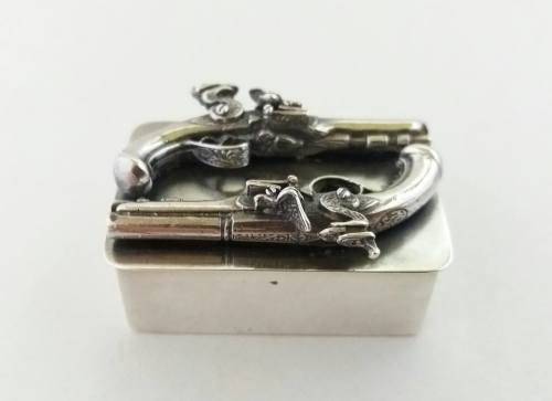 Novelty sterling snuff box with miniature duelling pistols
