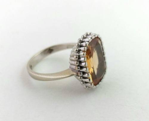 18ct White gold ring set with large golden yellow citrine