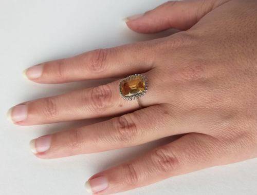 18ct White gold ring set with large golden yellow citrine