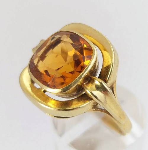 Gorgeous 18 carat gold and golden citrine ring