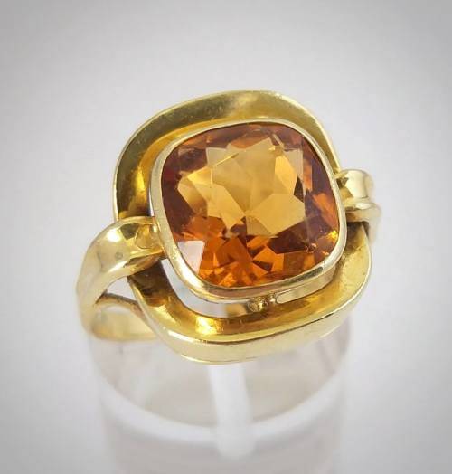 Gorgeous 18 carat gold and golden citrine ring