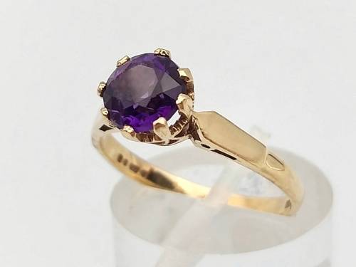 Purple amethyst solitiare ring (9ct gold)