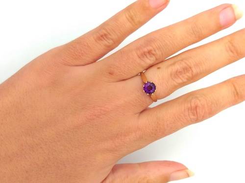 Purple amethyst solitiare ring (9ct gold)
