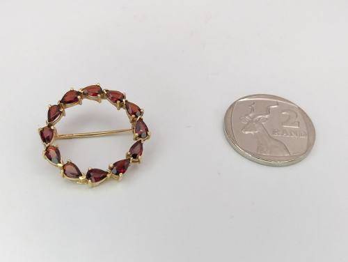 Red garnet wreath brooch set in 9ct gold