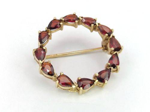 Red garnet wreath brooch set in 9ct gold