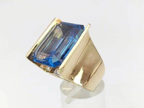 Modernist 9ct gold blue topaz dress ring (weighs over 18g)