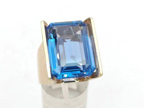 Modernist 9ct gold blue topaz dress ring (weighs over 18g)