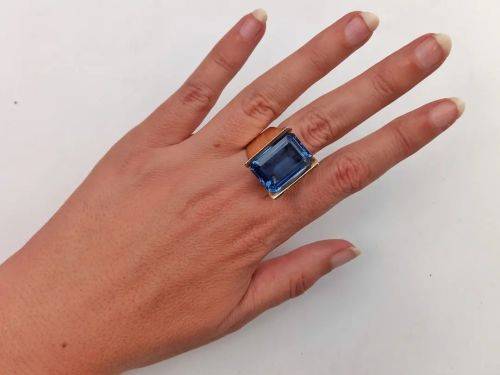 Modernist 9ct gold blue topaz dress ring (weighs over 18g)
