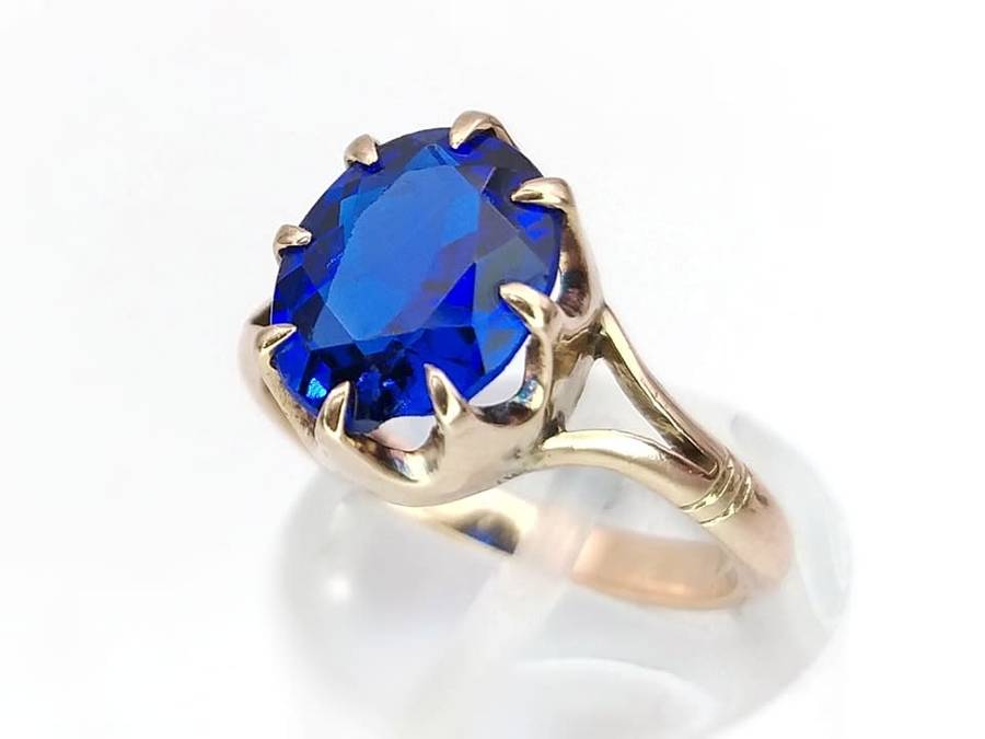 Vintage 9ct gold ring set with a rare deep blue sapphire