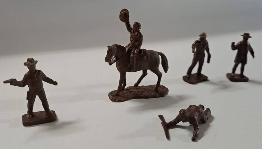 Model Trains HO Figures (x6) Soldiers x5 & Horse. (Unpainted Brown)