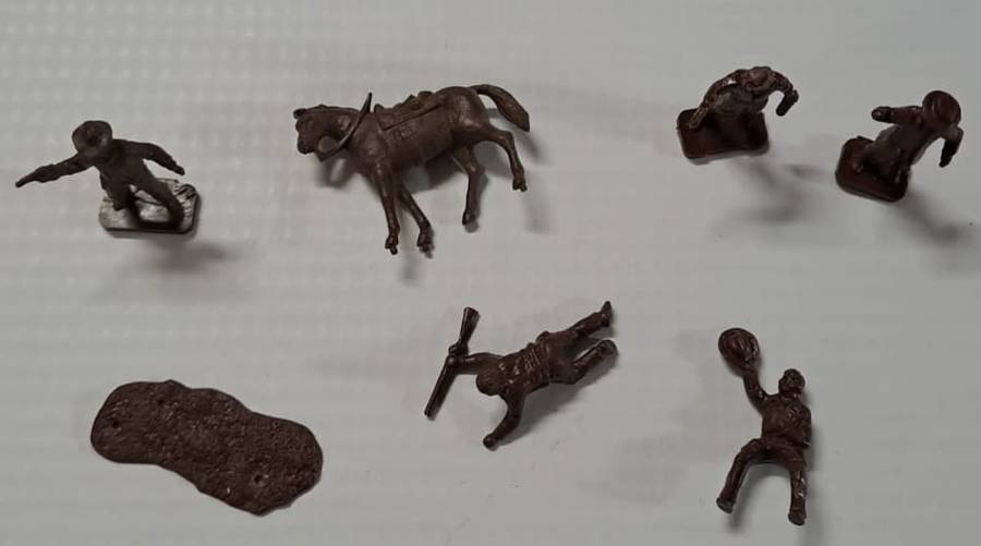 Model Trains HO Figures (x6) Soldiers x5 & Horse. (Unpainted Brown)