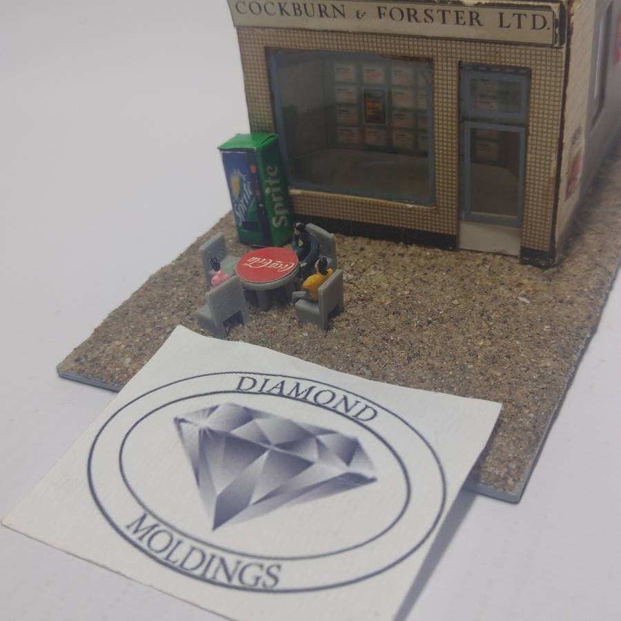 Model Trains HO 1 x Vending Machine, Table, Chairs, People x4 (Sprite)