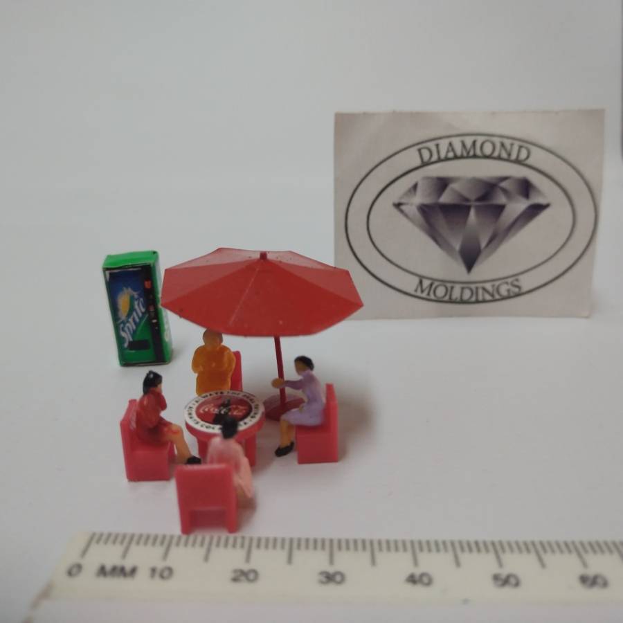 Model Trains HO 1 x Vending Machine, Table, Chairs, People x4, Umbrella (Sprite)
