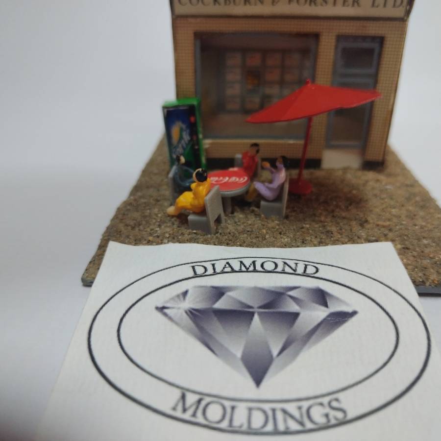 Model Trains HO 1 x Vending Machine, Table, Chairs, People x4, Umbrella (Sprite)