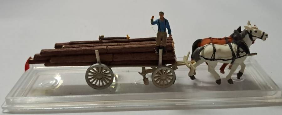Model Trains 1:87 HO Preiser metal wagon with wood load and saw, 2x horses + 1x figure.