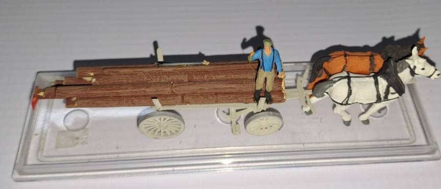 Model Trains 1:87 HO Preiser metal wagon with wood load and saw, 2x horses + 1x figure.
