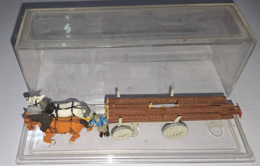 Model Trains 1:87 HO Preiser metal wagon with wood load and saw, 2x horses + 1x figure.