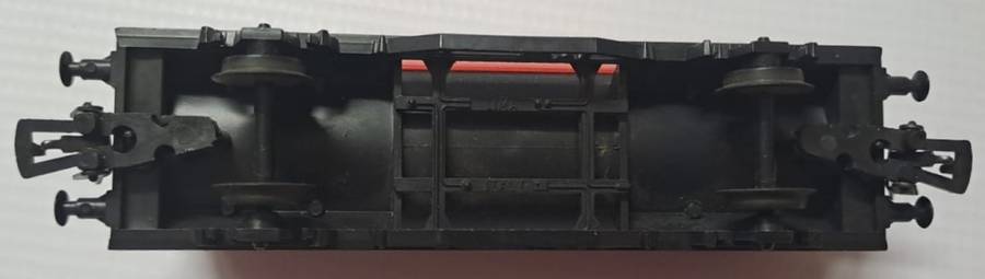 Model Trains 1:87 HO - 1 x Lima Mobil oil tanker with Lima couplers.