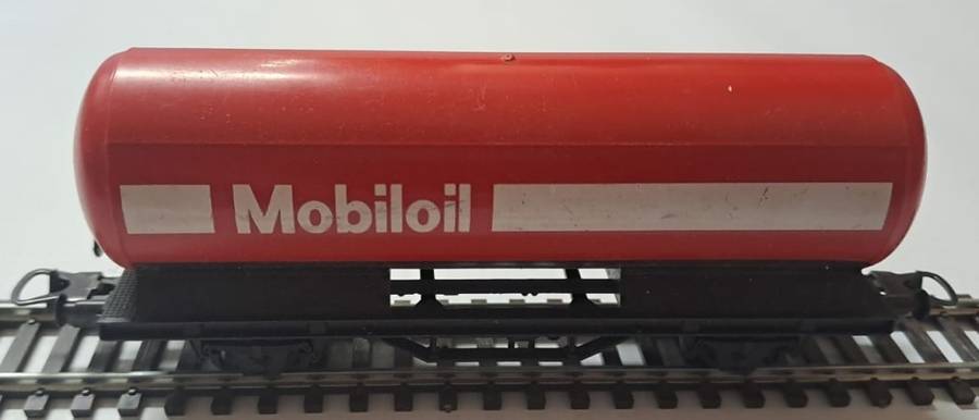 Model Trains 1:87 HO - 1 x Lima Mobil oil tanker with Lima couplers.