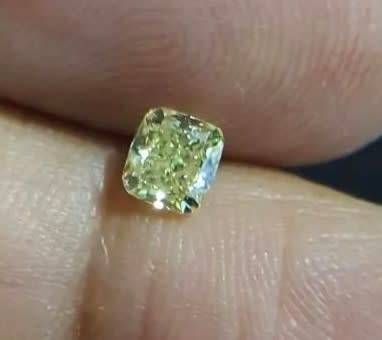 0.80Cts DIAMONDS SPARKLING VIVID YELLOW Cushion Cut "Certified"