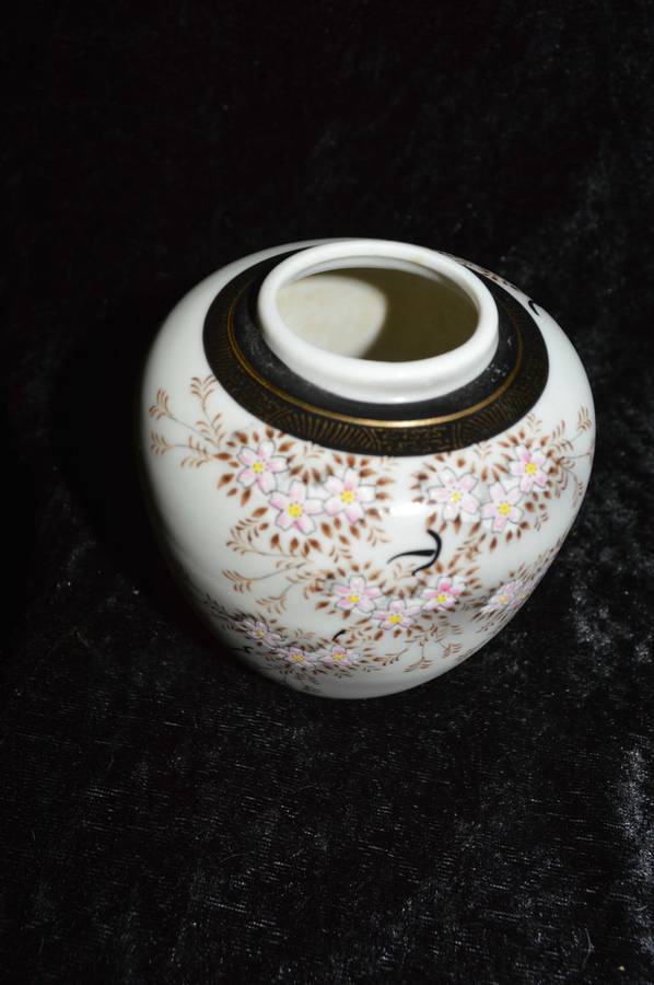 Stunning small japanes jinger Jar