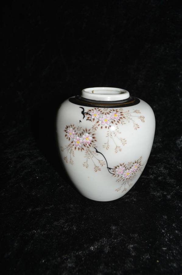 Stunning small japanes jinger Jar