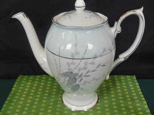ROYAL STANDARD ENGLAND TEA POT "GISELE"