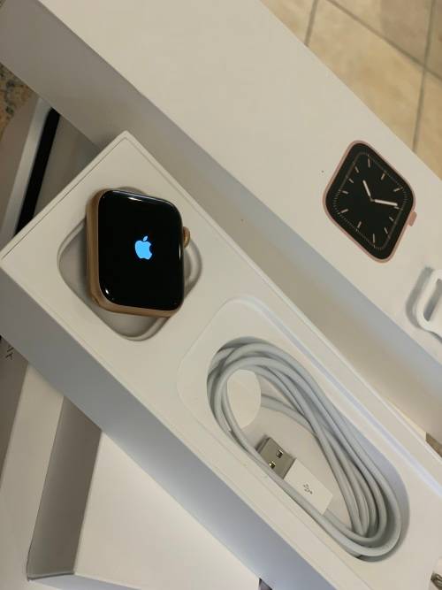 Apple Watch Series 5 - GOLD - 40mm - PREOWNED