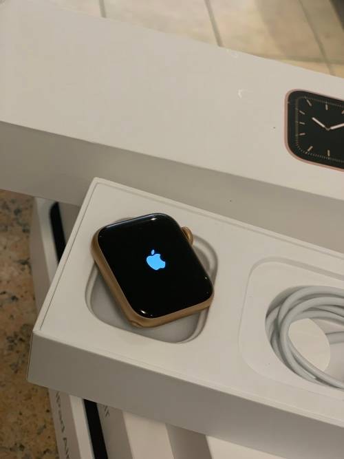 Apple Watch Series 5 - GOLD - 40mm - PREOWNED
