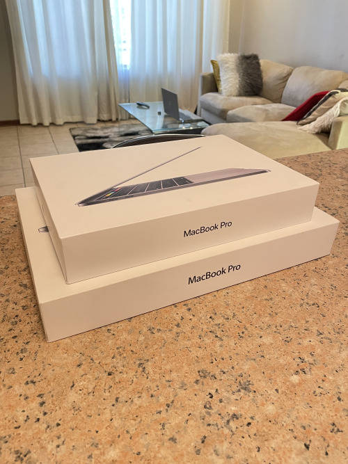 2018 Apple Macbook Pro 13-inch Retina Display Touchbar - Intel Core i7 - 8GB RAM - 256GB SSD