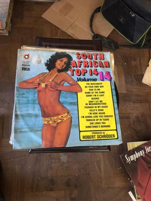 300 x Vinyl Records (Vinyl record).Bid per bundle of 30.Bundles will be send randomly.