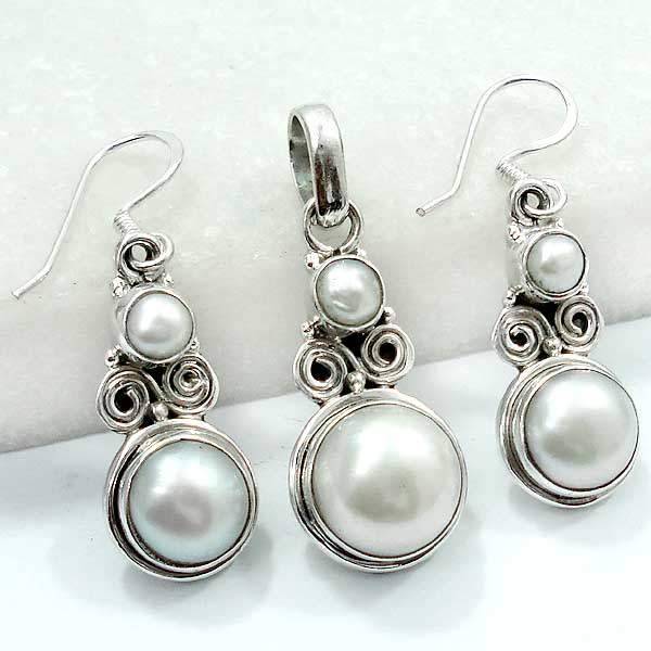 Exquisite Sterling Silver Pearl Earrings & Pendant...