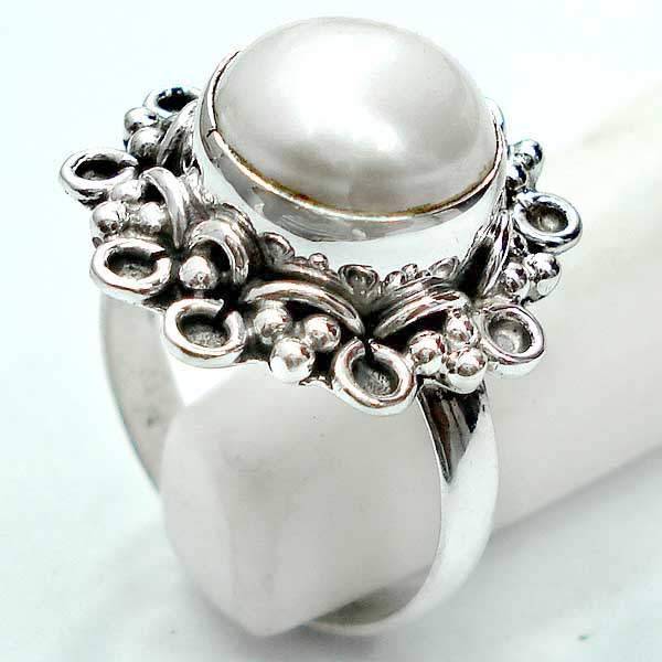 Gorgeous Solid Silver Pearl ring...