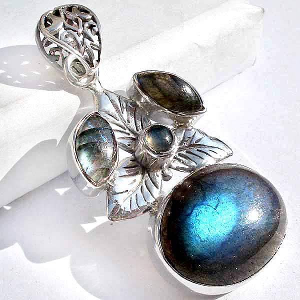 Exquisite Solid Silver Labradorite pendant...