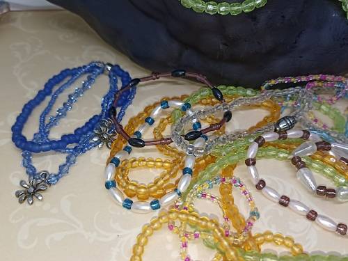 Bracelets : Lot of 28 with Elastic Beads