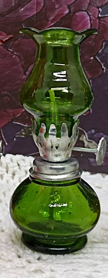 VINTAGE : Miniature Green Glass Oil Lamp (nr 2) - NEVER USED