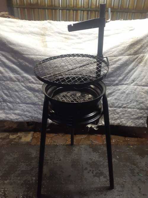 Solid braai with a hook for a potjie (potjie not Included)