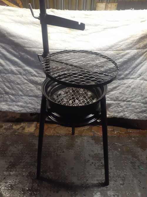 Solid braai with a hook for a potjie (potjie not Included)