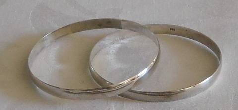 A LOVELY PAIR OF SILVER BANGLES