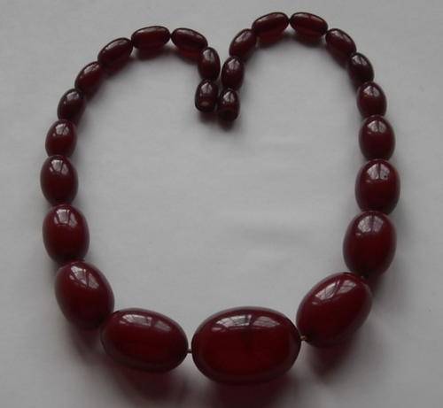 BEAUTIFUL VINTAGE GENUINE CHERRY AMBER BAKELITE GRADUATED BEADED NECKLACE