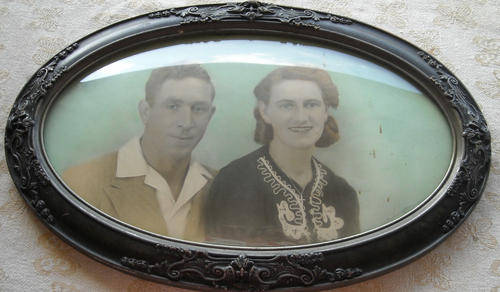 BEAUTIFUL VINTAGE FRAME WITH CONVEX GLASS
