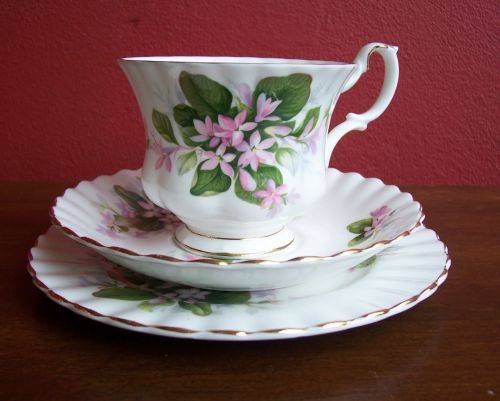 Royal Albert * May Flower * Tea Trio